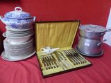 de nombreuses assiettes et couverts dans un coffret posé sur une table