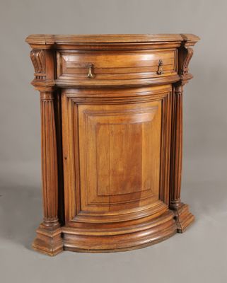 une vieille armoire d'angle en bois, avec une porte et un tiroir