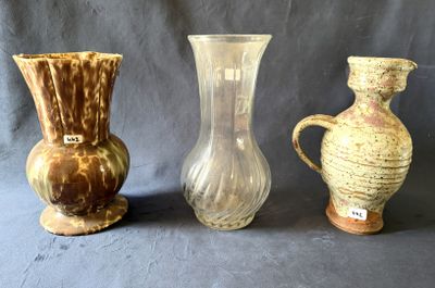 trois vases placés les uns à côté des autres sur un fond bleu