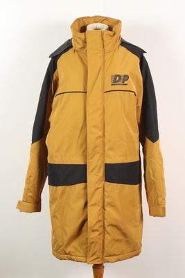 La veste est jaune et noire et porte un logo.