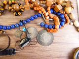 une table sur laquelle sont posés de nombreux bijoux