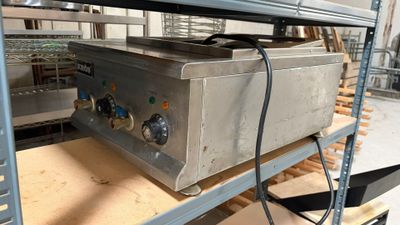 a machine that is sitting on a shelf in a room