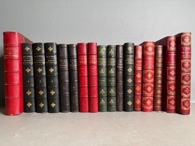 de nombreux livres anciens alignés sur une étagère
