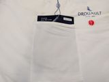Le t-shirt est blanc et comporte une étiquette noire.