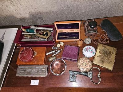 Ensemble de matériel de bureau et petits bibleots, stylos, t… - Photo 1