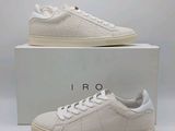une paire de baskets blanches posée sur une boîte