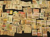 beaucoup de vieilles cartes postales posées sur une table noire