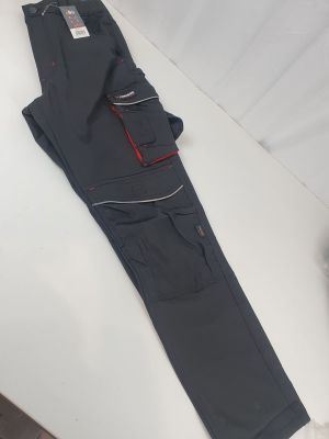 Les pantalons sont alignés et prêts à être rangés dans le sac