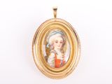 une image représentant un portrait miniature d'une femme dans un cadre doré