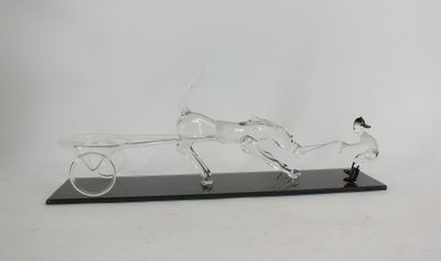 une sculpture en verre représentant un cheval tirant une charrette