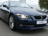 une photo d'une BMW bleue garée sur un parking