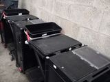 de nombreuses poubelles alignées au bord de la rue