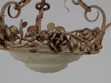 une lampe suspendue au plafond de la pièce