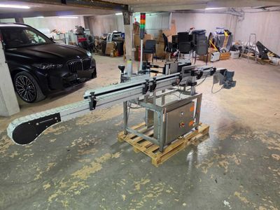 une photo d'une voiture dans un garage avec un tapis roulant