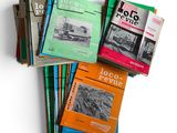 plusieurs livres sont empilés sur une surface blanche