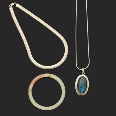 une collection de bijoux comprenant un collier, un bracelet et une bague
