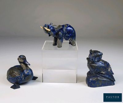 trois figurines d'animaux empilées les unes sur les autres