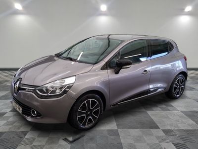 la voiture grise est garée sur un carrelage à carreaux