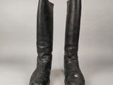 une paire de bottes en cuir noir sur fond blanc