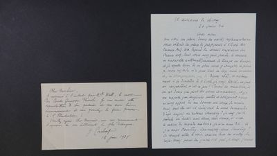une vieille lettre et un bout de papier posés sur une surface noire
