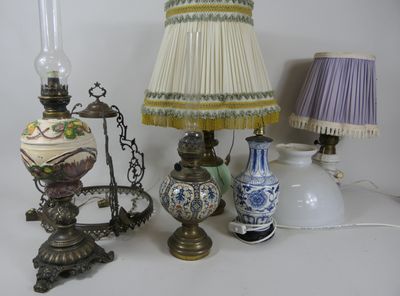 trois lampes et un abat-jour posés sur une table