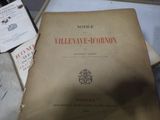 plusieurs livres sont empilés sur une table