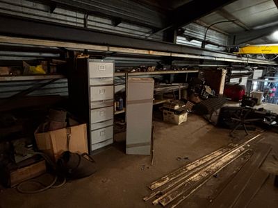 un garage où s'entassent des cartons et encore des cartons par terre