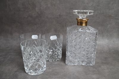 deux verres et une carafe posés sur une table