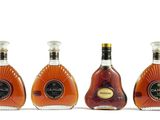 trois bouteilles de brandy posées les unes à côté des autres sur une surface blanche