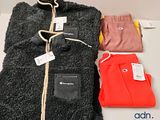 une pile de vêtements posée sur une table
