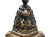 l'image d'une statue de femme avec une couronne sur la tête