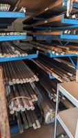 Dans un garage en face : contenu des stocks comprenant des b… (photo 3)
