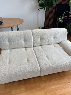 un canapé blanc posé sur un parquet en bois massif