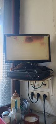 un ordinateur posé sur un bureau dans un coin de la pièce