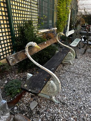 Banc, les montants en fonte épousant la forme de cygnes