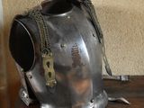 un casque en métal sur une table en bois dans une pièce
