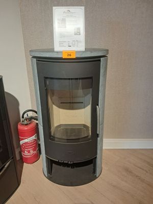 un petit poêle dans un coin de la pièce