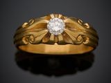 une bague en or sertie d'un diamant au centre