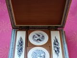 une petite boîte en bois contenant quatre sous-verres