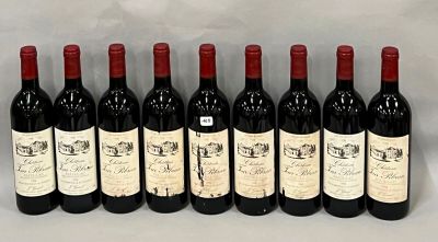 six bouteilles de vin rouge alignées sur une table