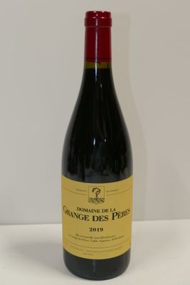 la bouteille de vin est posée sur la table à côté du mur