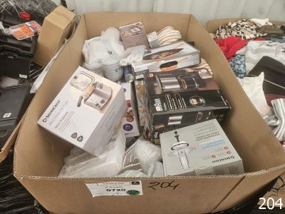 une boîte en carton remplie d'appareils électroniques et d'autres articles