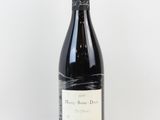 une bouteille de vin posée sur une table