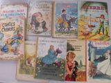 plusieurs livres pour enfants sont alignés sur une surface blanche