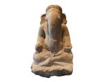 statue d'un éléphant assis sur un rocher, sur fond blanc
