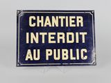 panneau bleu et blanc portant l'inscription « chantier interdit au public »