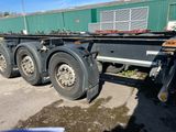 une photo d'une remorque à plateau garée sur un parking