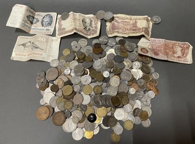 un lot de pièces de monnaie posées sur une table
