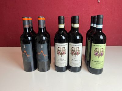 quatre bouteilles de vin sont alignées sur une table