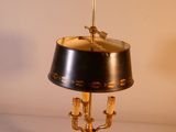 une lampe posée sur une table avec un abat-jour noir